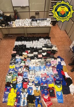 Incautan más de 250 productos falsificados y detienen a un vendedor ambulante tras una persecución en Valncia