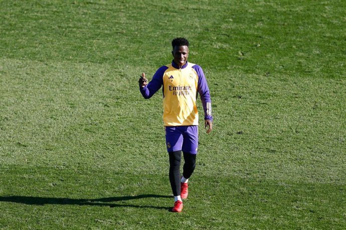 Vinícius Junior saluda durante el entrenamiento de puertas abiertas del Real Madrid del pasado 30 de diciembre