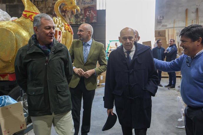 Sanz supervisa los últimos preparativos de la Cabalgata de los Reyes Magos