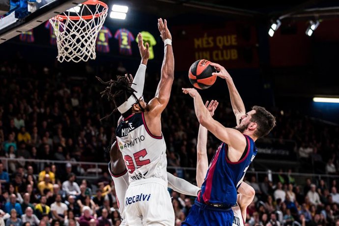 Chima Moneke intenta taponer a Kalinic en el Bara-Baskonia de la Liga Endesa 23-24