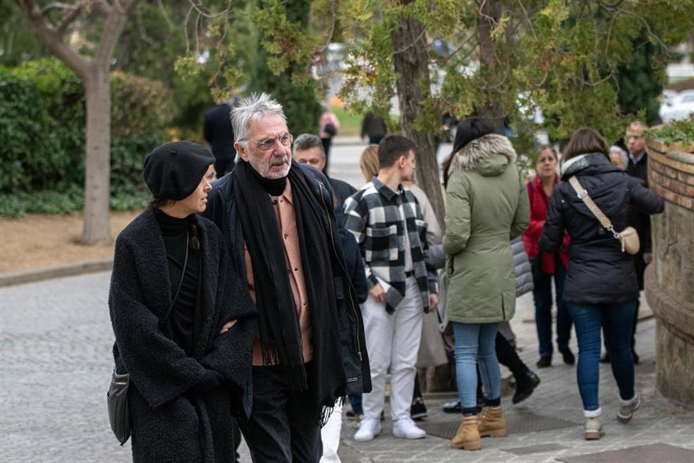El pintor Frederic Amat, a su llegada al funeral de la fotógrafa Colita, en el tanatorio de Les Corts, a 2 de enero de 2024, en Barcelona, Catalunya (España). La fotógrafa Isavel Steva 'Colita', falleció el domingo 31 de diciembre a los 83 años a caus