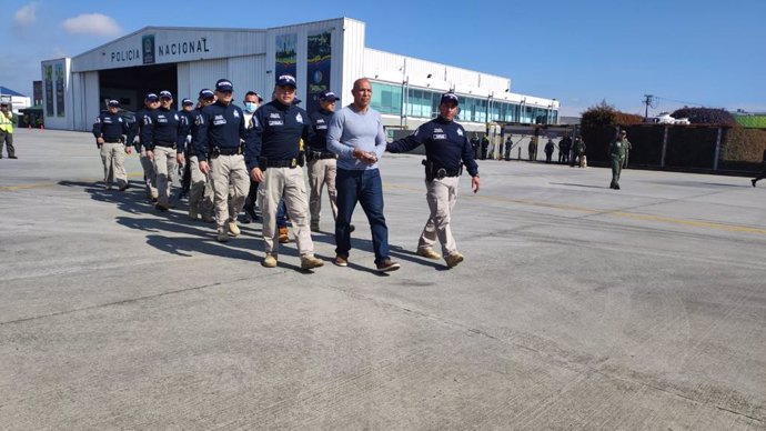 Archivo - 19 January 2023, Colombia, Bogota: Alvaro Cordoba (C) is escorted by security forces onto a plane that is to extradite him to the United States for suspected drug trafficking. Cordoba is extradited to the United States with five other people. 