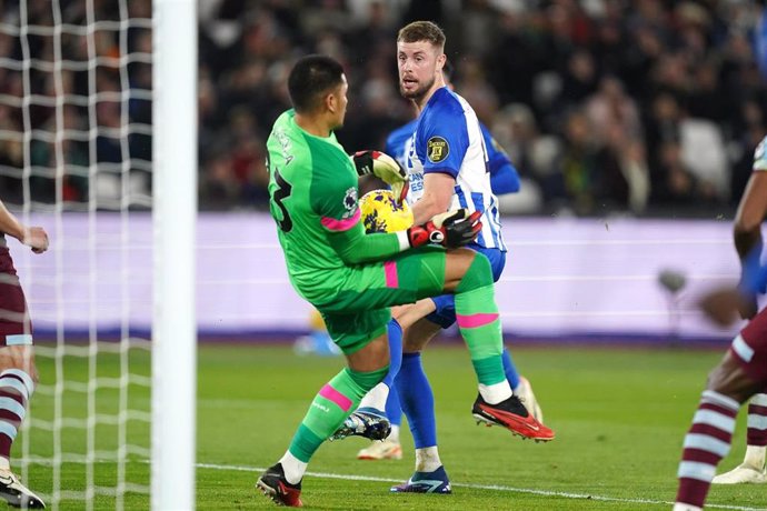 Areola realiza una parada durante el West Ham-Brighton de la Premier League 2023-2024