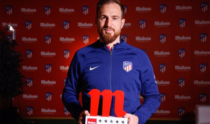 Jan Oblak con su premio al mejor jugador de diciembre del Atlético de Madrid concedido por Mahou