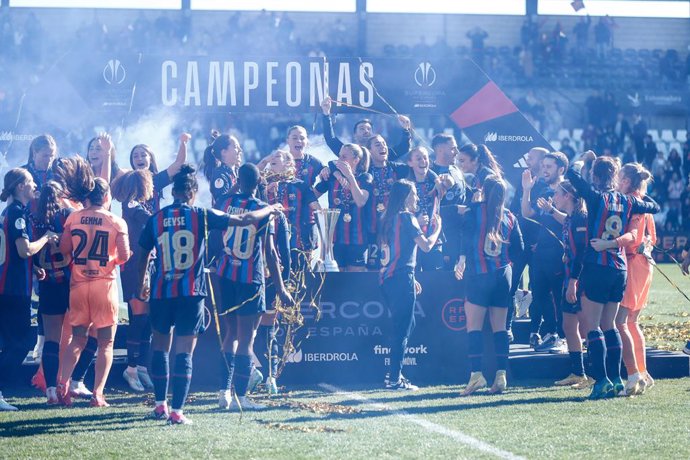 Archivo - Players of FC Barcelona celebrate the victory with the winners trophy during the Spanish Women Supercup, Final, football match played between Real Sociedad and FC Barcelona at Estadio Romano Jose Fouto on january 22, 2023, in Merida, Spain.