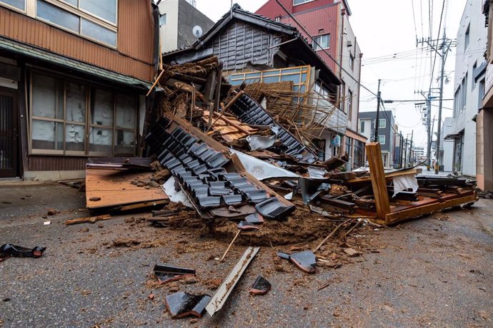 Edificio derruido por un terremoto en Japón