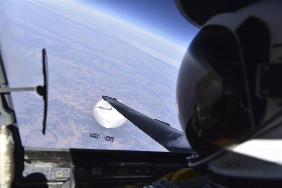 Archivo - Un piloto estadounidense junto a un globo espía chino
