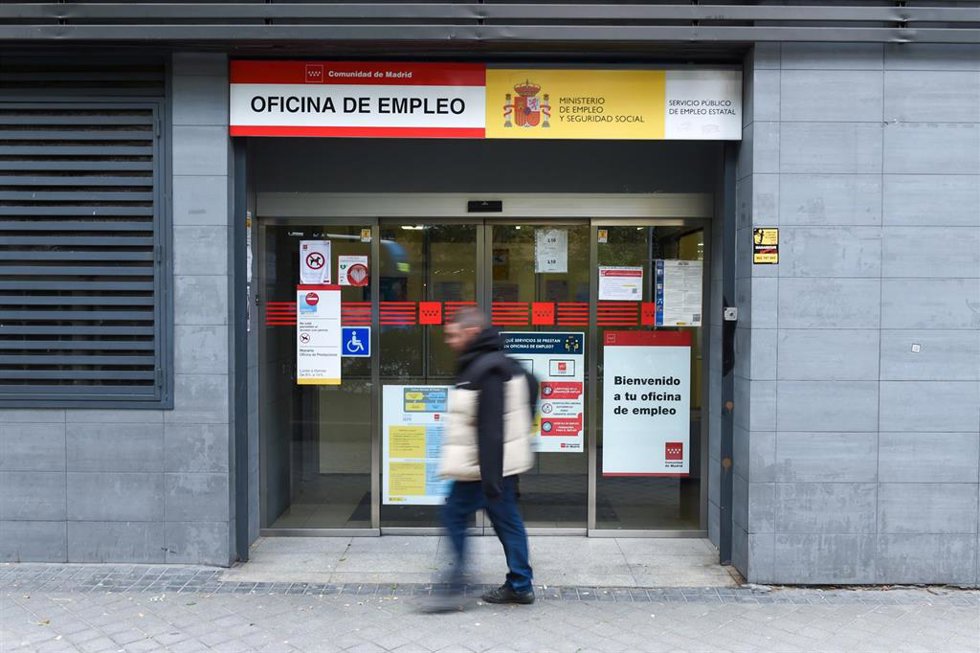 Archivo - Una persona pasa al lado de una oficina del paro del Paseo de Acacias, a 3 de noviembre de 2023, en Madrid (España). 