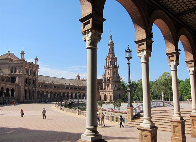 Archivo - Turistas en la Plaza de España de Sevilla.