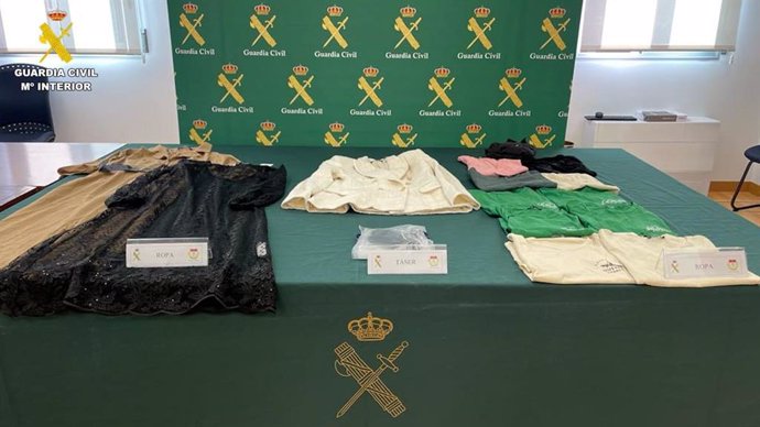 Parte de la ropa incautada.