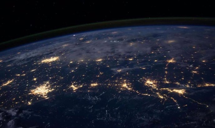 Vista nocturna de la Tierra desde la órbita