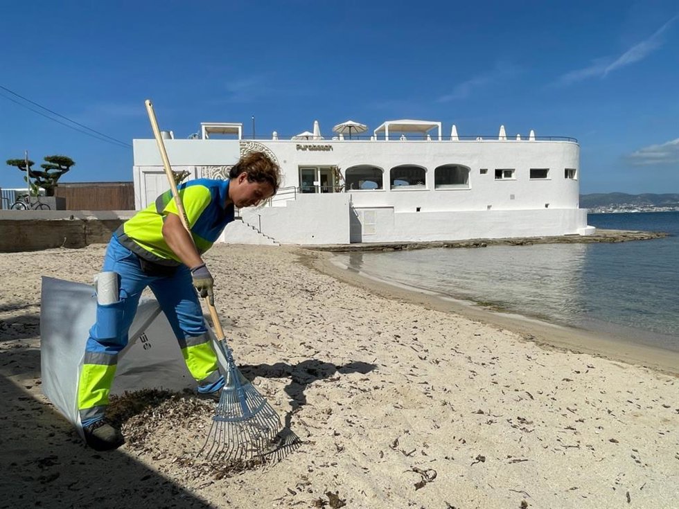 Archivo - Una operaria de limpieza en una playa de Palma.