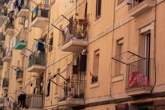 Archivo - Fachada de un edificio de viviendas, a 17 de mayo de 2023, en Barcelona, Cataluña (España).  