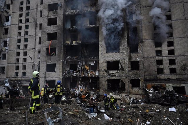 Equipos de rescate tras el impacto de un misil disparado por el Ejército de Rusia contra un edificio en la capital de Ucrania, Kiev (archivo)