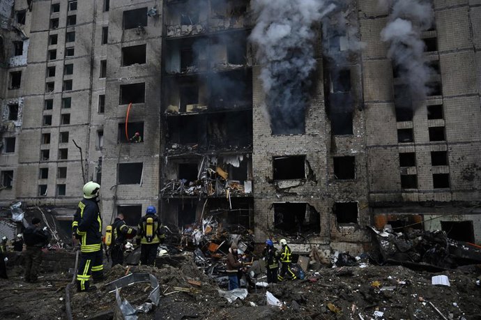 Equipos de rescate tras el impacto de un misil disparado por el Ejército de Rusia contra un edificio en la capital de Ucrania, Kiev (archivo)