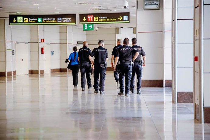 Archivo - Un grupo de agentes de la Policía Nacional en el aeropuerto de Madrid-Barajas