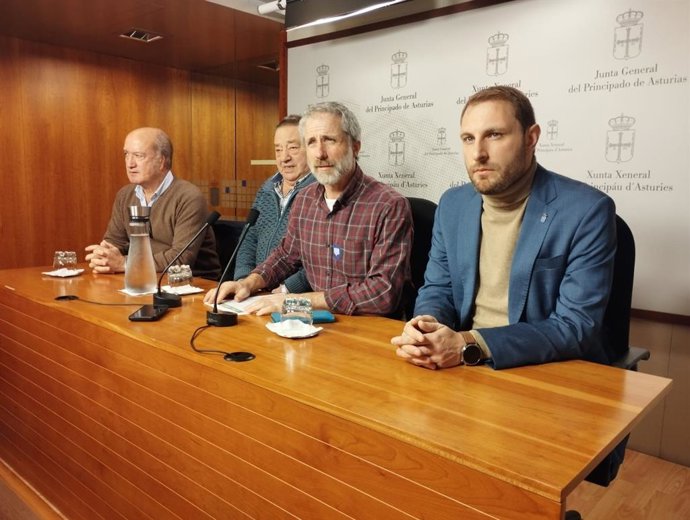El diputado del PP Luis Venta, los miembros de Asturias Ganadera Víctor Coto y Xuan Valladares, y el diputado de Foro Adrián Pumares.