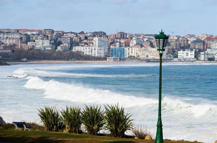 Archivo - Fuerte oleaje en el mar Cantábrico, en Santander 