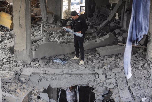 Escombros de un edificio atacado en la localidad de Rafá, en la Franja de Gaza