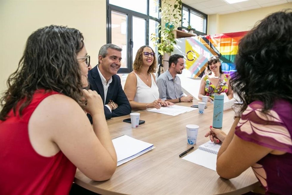 La consejera de gualdad, Sara Simón, con el Servicio de Atención Integral LGTBI.