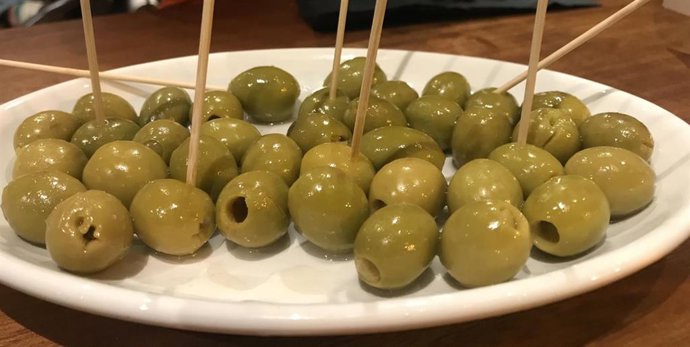 Archivo - Plato de aceitunas verdes.