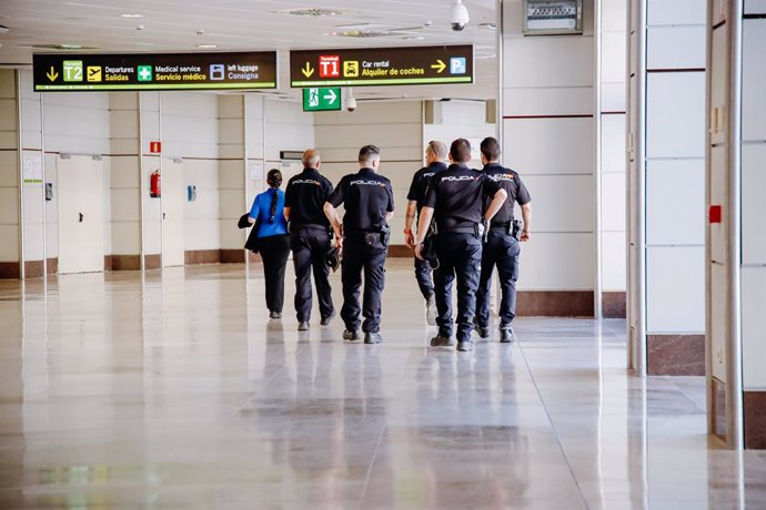 Archivo - Un grupo de agentes de la Policía Nacional vigila un día antes del inicio de la cumbre de la OTAN en Madrid, en el aeropuerto Adolfo Suárez Madrid Barajas, a 27 de junio de 2022, en Madrid (España). Unos 10.000 agentes de las Fuerzas y Cuerpos d