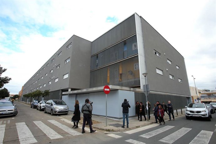 Archivo - Edificio remozado tras la realización de obras de rehabilitación energética, en la calle Cazón de Sevilla.