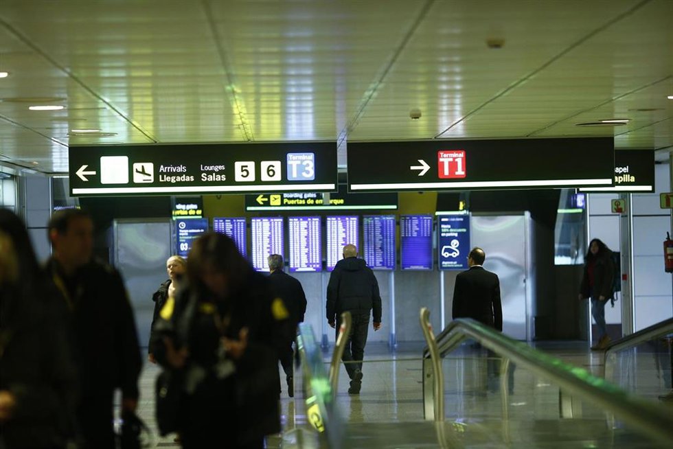 Archivo - Aeropuerto de Barajas, vistas del aeropuerto, panel de llegadas y salidas, turismo, turistas, terminal, control de seguridad, maletas, embarque de pasajeros, pasajeros Iberia.