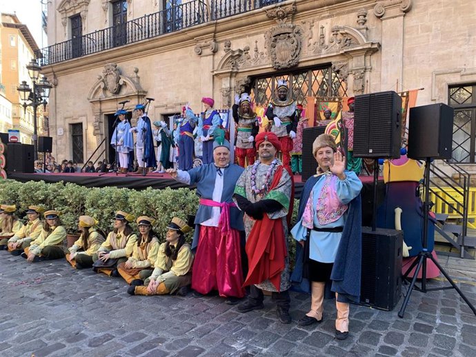 Los pajes reales llegan a la plaza de Cort para recoger las cartas