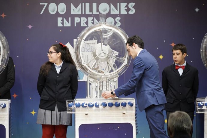 Archivo - Preparación de los bombos y las bolas antes de la celebración del Sorteo Extraordinario del Niño, a 6 de enero de 2023, en Madrid (España). 