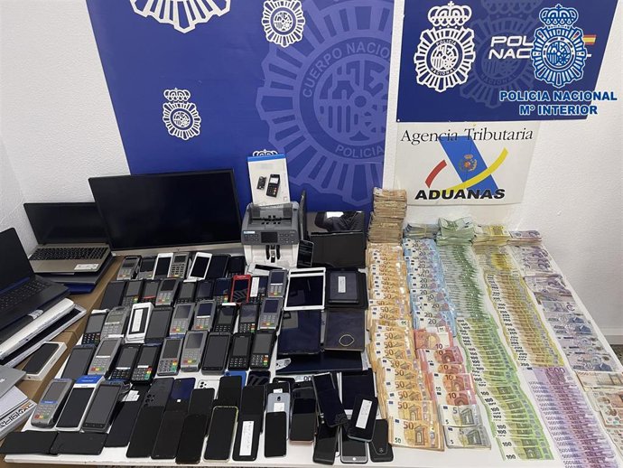 Material requisado por las Policía Nacional en una operación contra una red que estafaba a turistas en el sur de Tenerife