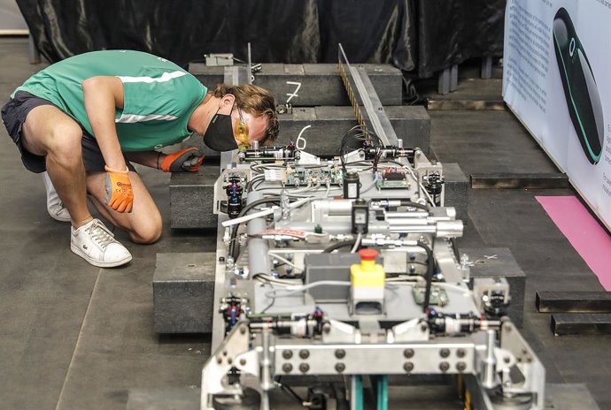 Archivo - Un estudiante durante un encuentro en la segunda jornada de la European Hyperloop Week (EHW), en el Pabellón de Deportes de la Universitat Politcnica de Valncia (UPV), a 20 de julio de 2021, en Valencia, Comunidad Valenciana (España). La Uni
