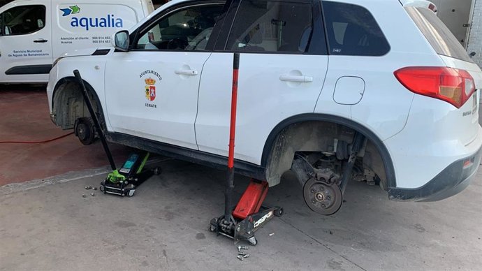 El vehículo del Ayuntamiento de Iznate que ha sufrido tres actos vandálicos en sus ruedas en menos de una semana.