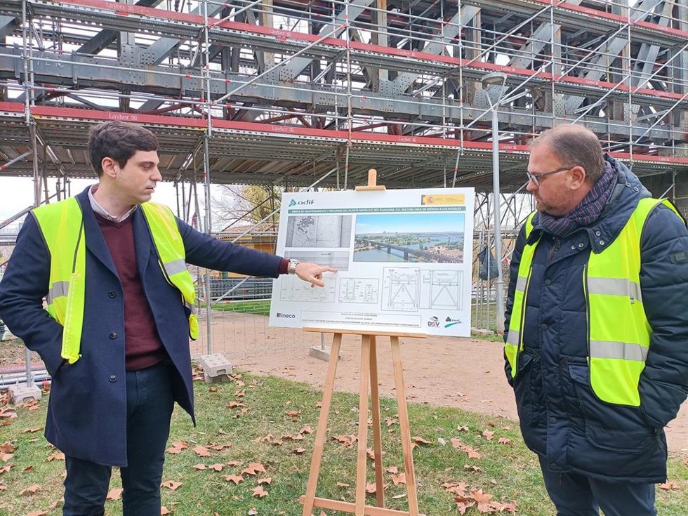 El jefe de obra, Alfredo García, y el alcalde de Mérida, Antonio Rodríguez Osuna, durante una visita a las obras de adecuación del Puente de Hierro este miércoles