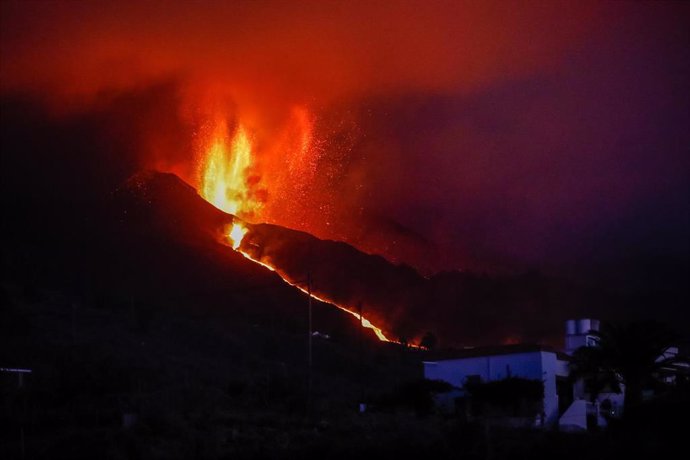 Archivo - El volcán de Cumbre Vieja en erupción