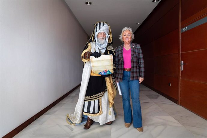 La concejala delegada de Servicios Operativos, Playas y Fiestas, Teresa Porras, acompañada por un emisario de Sus Majestades de Oriente informa de la cabalgata de Reyes Magos