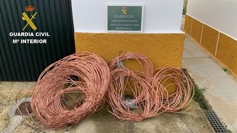 Parte del cableado de cobre sustraído y recuperado.