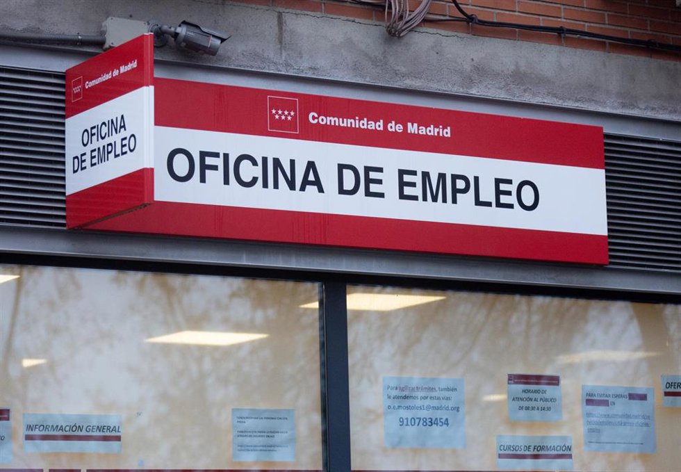Un cartel de una oficina del SEPE de Móstoles, a 3 de enero de 2023, en Móstoles, Madrid (España). 