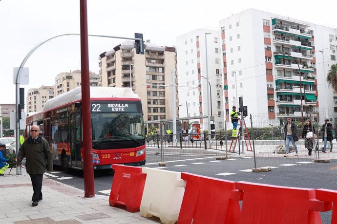 Un autobús de Tussam circulando por la avenida de San Francisco Javier, en Sevilla.