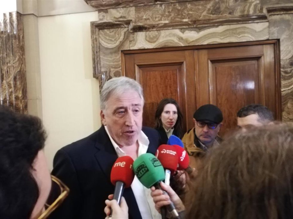 El alcalde de Pamplona, Joseba Asiron, atiende a los medios de comunicación.