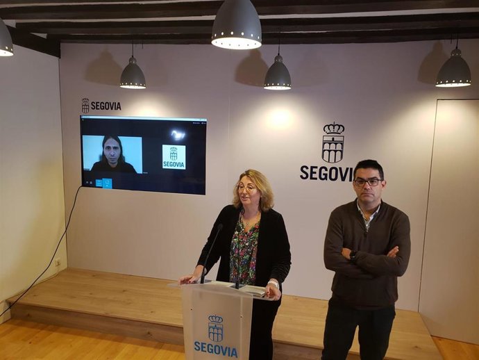 La concejal de Turismo, May Escobar, con el concejal de obras, José Luis Horcajo, y la conexión en línea con el portavoz de la empresa De drones, Raúl Barba