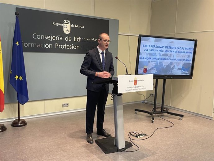 El consejero de Educación, Formación Profesional y Empleo, Víctor Marín, en rueda de prensa