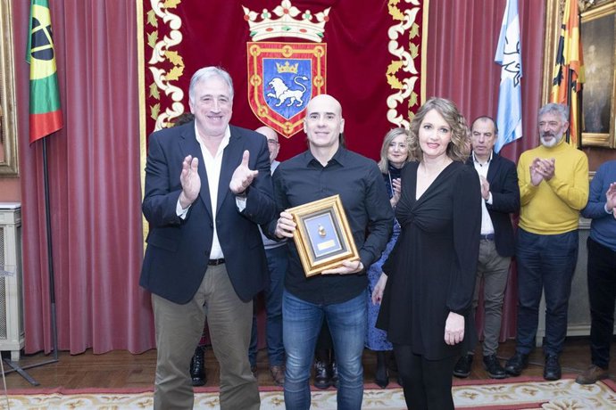 David Erice, presidente de Aspace Navarra (centro), junto con el alcalde de Pamplona, Joseba Asiron, y la presidenta de la Asociación Cabalgata de Reyes Magos de Pamplona, Mamen Sádaba.