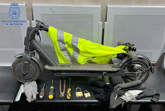 Patinete y objetos intervenidos a los dos jóvenes que habían entrado a robar en un domicilio de Palma.