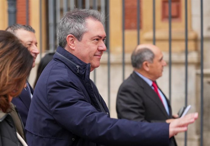 El secretario general de PSOE de Andalucía, Juan Espadas, a su llegada al acto conmemorativo. A 04 de diciembre de 2023, en Sevilla (Andalucía, España).