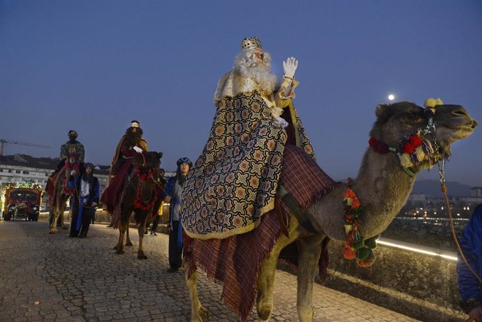 Archivo - Los Reyes Magos montados en dromedario durante la cabalgata de Reyes 2023 en Ourense, Galicia.
