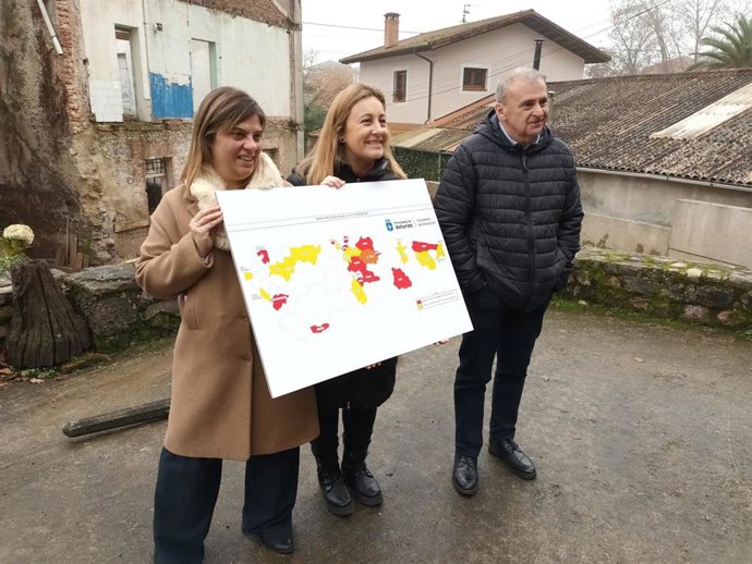 La consejera de Educación, Lydia Espina, y la vicepresidenta del Gobierno y consejera de Presidencia, Reto Demográfico, Igualdad y Turismo, Gimena Llamedo, han presentado hoy en Arriondas/Les Arriondes las escuelas de 0 a 3 años autonómicas.
