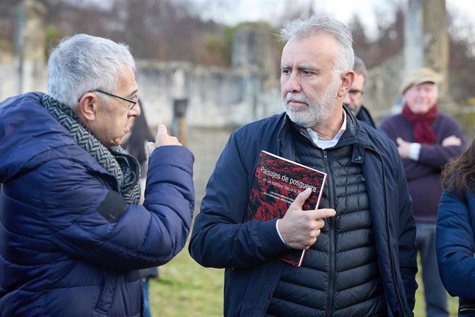 El arqueólogo, Fernando Colmenarejo (i), y el ministro de Política Territorial y Memoria Democrática, Ángel Víctor Torres (d), visitan el destacamento penal de Chozas de la Sierra, a 3 de enero de 2024, en Soto del Real, Madrid (España).  