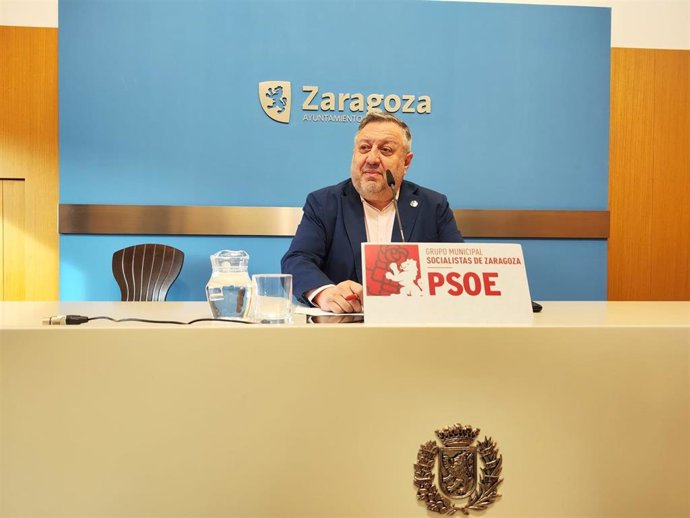 El concejal del PSOE, Alfonso Gómez, en rueda de prensa