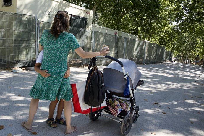 Archivo - Arxivo - Una persona amb un carret de beb al parc del Retir.